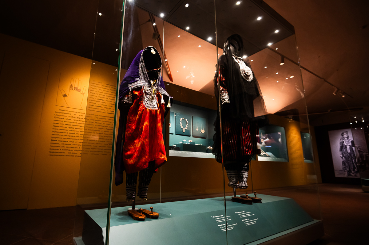 Экспозиция выставки «Серебряные сокровища Омана»