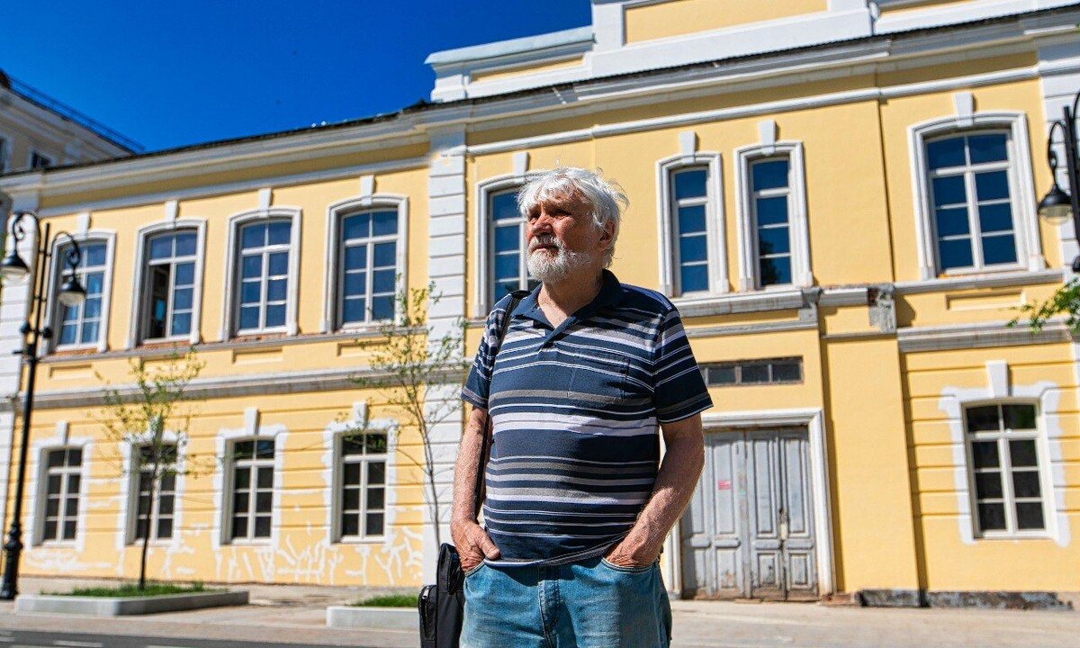 Ю.А. Рысухин - Заслуженный художник РФ, заведующий отделом "Выставочный зал" Оренбургского областного музея изобразительных искусств.