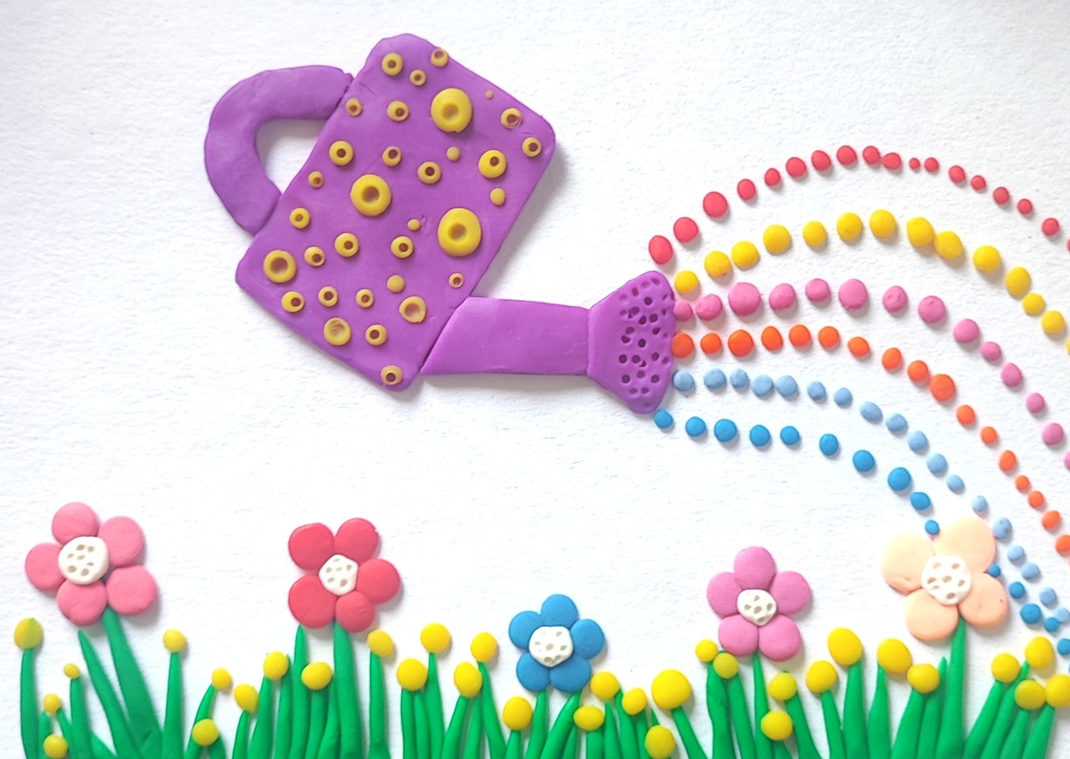 Готовый вариант аппликации из пластилина на картоне Лейка для цветов на канале Лепим с Таней 