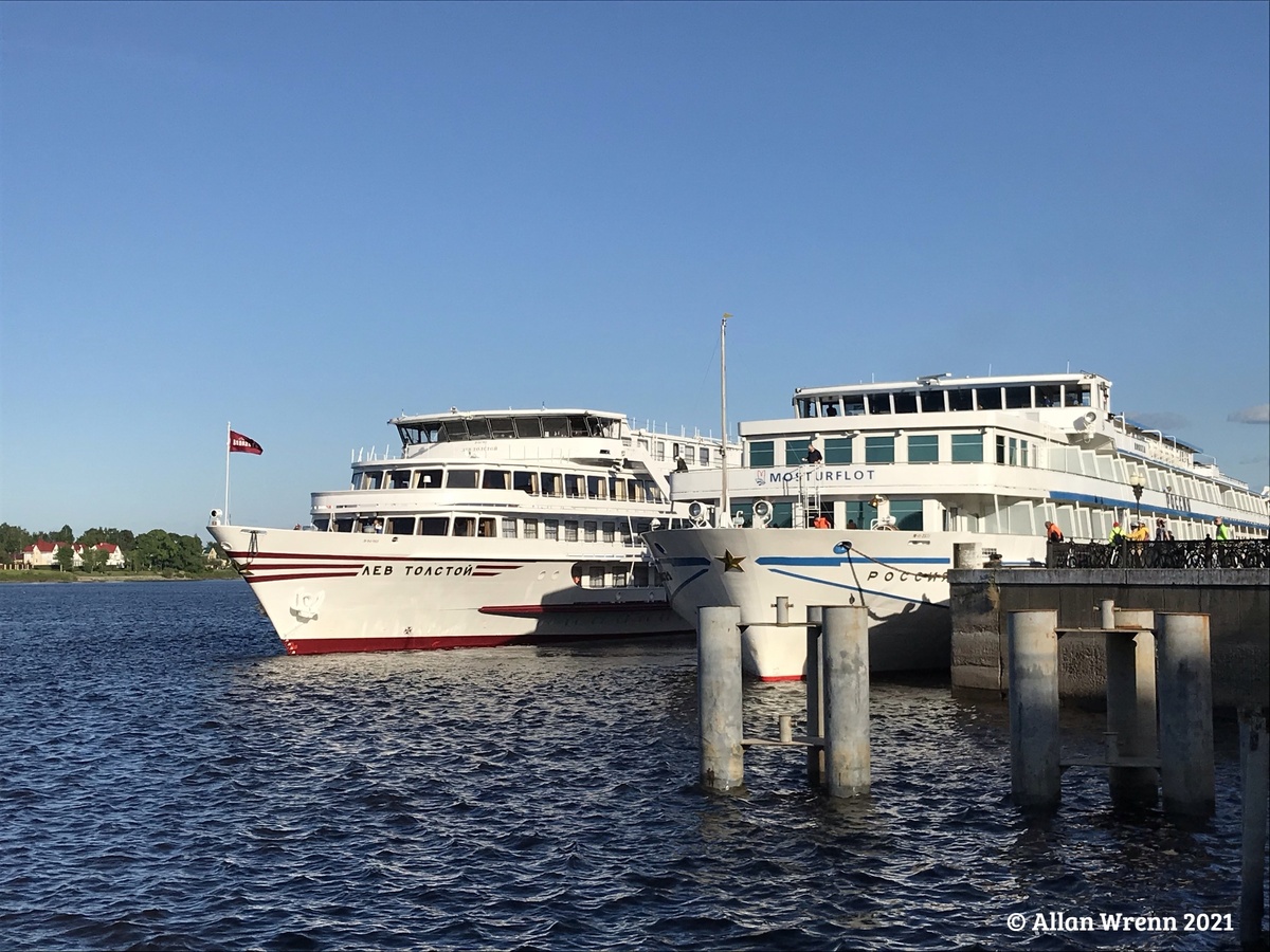 Теплоходы "Лев Толстой" и "Россия". Фото автора канала.