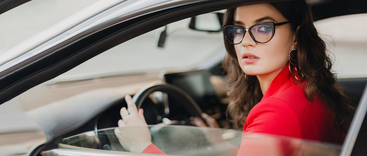 Антибликовые очки способны устранить блики от фар встречных автомобилей 