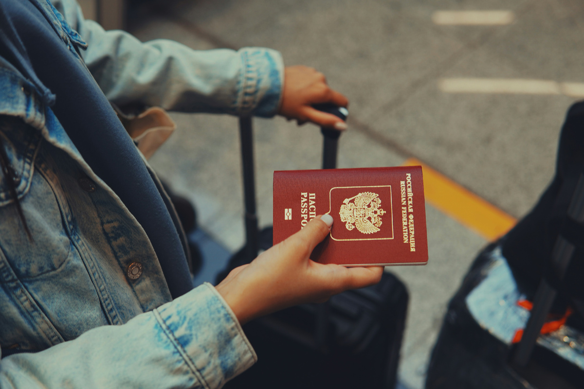 Чаще всего россиянам отказывают в получении шенгенских виз из-за предоставления неверных сведений о планируемой поездке, своей работе или контактных данных. Об этом сообщает Интерфакс.