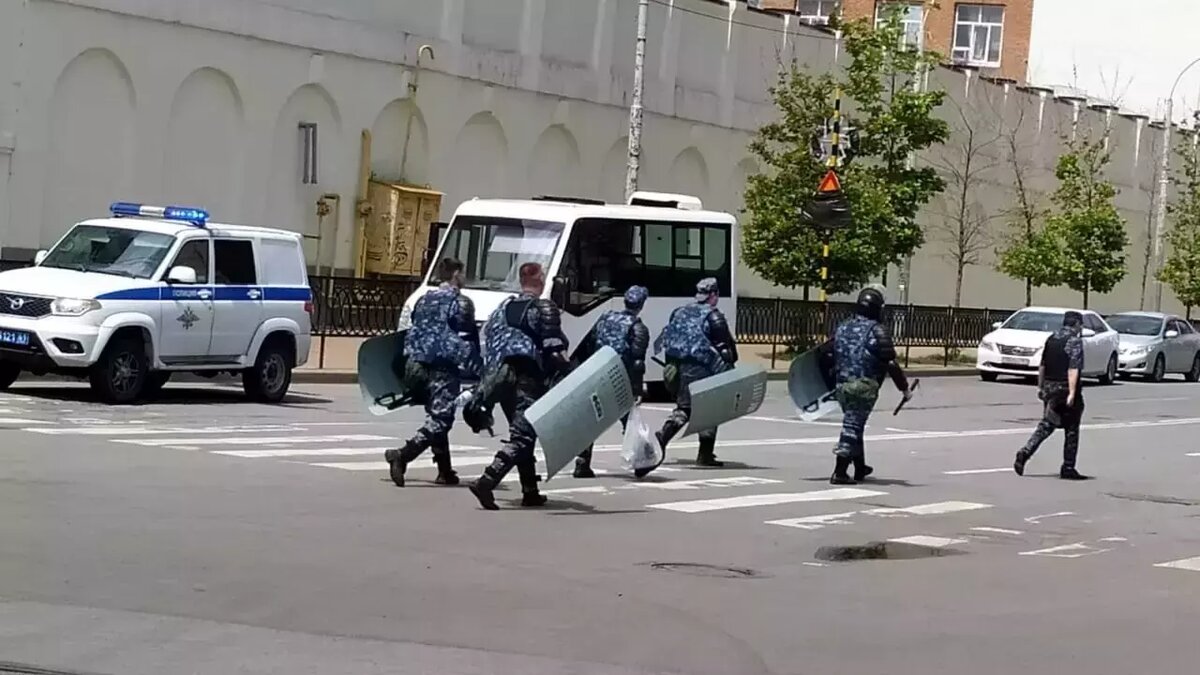 Оперативники проводят обыски в ростовском СИЗО после побега и захвата заложников заключенными. Источник: РостовГазета