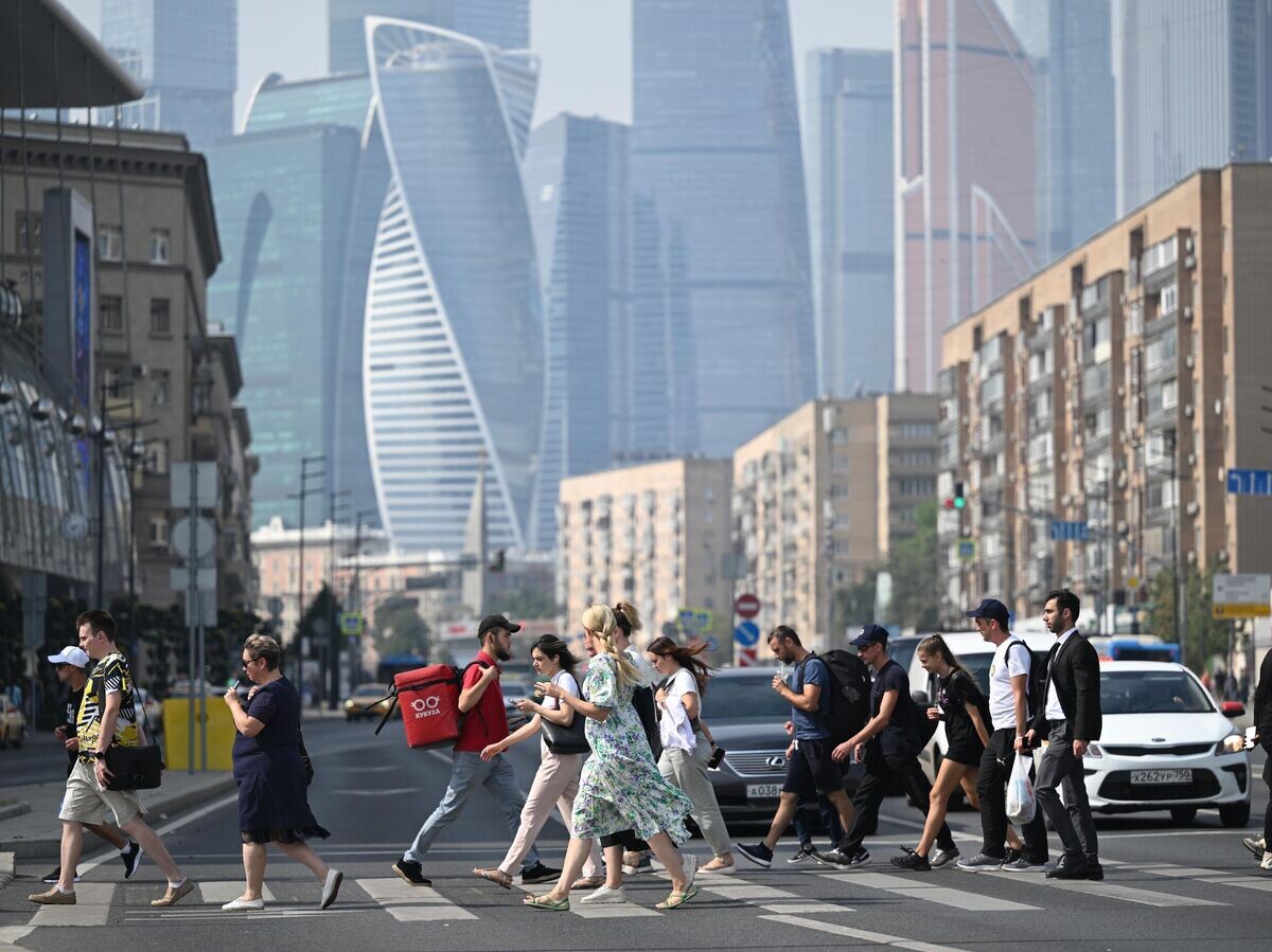    Люди переходят дорогу на Большой Дорогомиловской улице в Москве© РИА Новости / Григорий Сысоев