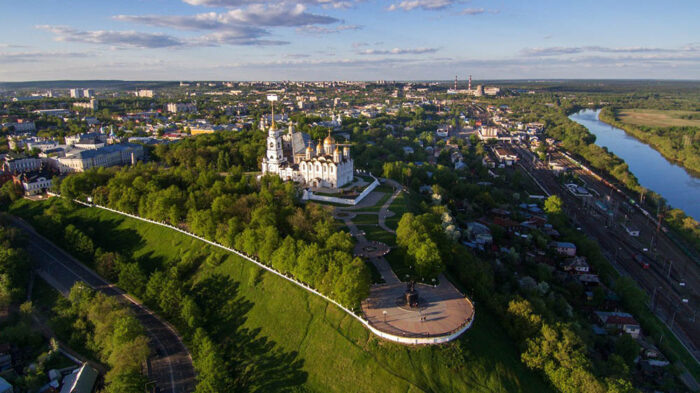 На Госуслугах проходит народное голосование за звание Культурной столицы России 2026 года. На данный момент в этом голосовании лидирует город Владимир. Город набрал почти 67 тысяч голосов.