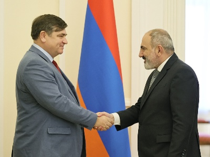 Главный армянин сгибается перед эстонским коллегой. Фото: Armenia News