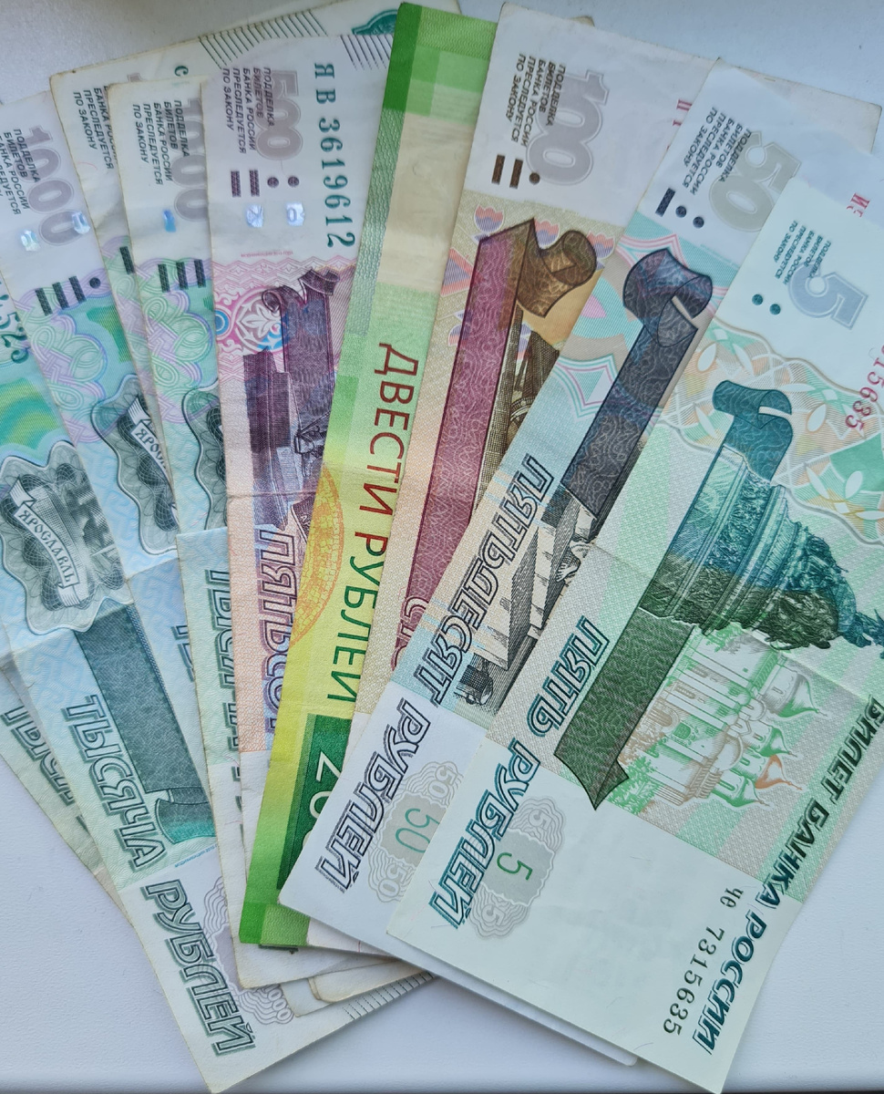 Судя по объему, жительница Красноярска везла два миллиона рублей не очень крупными  купюрами. 