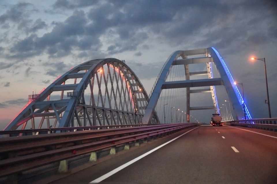   На Крымском мосту образовалась пробка. Владимир ВЕЛЕНГУРИН