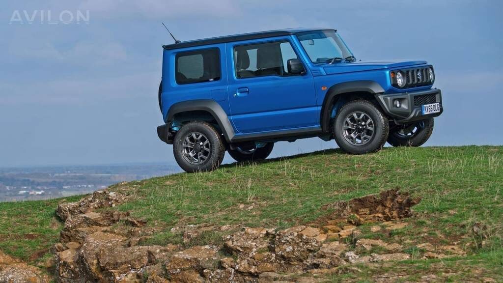 Автолюбители нередко задаются вопросом, как увеличить клиренс автомобиля, чтобы улучшить его проходимость и снизить риск повреждения днища, элементов двигателя, выхлопной системы и прочего. И если вопрос о снижении дорожного просвета поднимается редко, то как увеличить клиренс интересует действительно многих.

Существует несколько эффективных способов, как приподнять клиренс:

Использовать колеса большего размера. Это самый простой и быстрый способ поднять автомобиль, но здесь есть свои нюансы. Например, при покупке нового автомобиля в салоне, дилер может предложить несколько вариантов радиуса дисков. Условно: R15, R16, R17 и R18. Но в большинстве случаев, чем больше радиус диска – тем ниже профиль резины: 195/65, 205/55, 225/45, 225/40 соответственно. Поэтому увеличивая радиус дисков необходимо обращать внимание на величину профиля резины. Но с другой стороны, производитель не просто так рекомендует определенный размер профиля и дисков: при увеличении радиуса колес снижается точность показаний спидометра. Он будет показывать меньшую скорость, чем есть на самом деле, что чревато получением штрафов с автоматических камер фиксации скорости. Также, перед тем, как поднять клиренс данным способом нужно учесть, что значительное отклонение от рекомендуемого радиуса колес может привести к выходу из строя датчика скорости, что негативно повлияет на работоспособность систем ABS и ESP.
Тюнинг подвески. Еще один вариант, как увеличить клиренс своими руками. Здесь есть несколько способов: установка проставок между пружинами и корпусом, установка пневмобаллонов, установка более высоких и жестких пружин. Это более эффективные способы, но нужно понимать, что любое самовольное вмешательство в штатные узлы автомобиля приведет к потере гарантии (при ее наличии), а также, увеличившийся дорожный просвет изменит центр тяжести автомобиля, что ухудшит его управляемость (особенно будет заметным при прохождении крутых виражей).
В некоторых случаях не имеет смысла увеличивать дорожный просвет под всей плоскостью машины. Например, когда автомобиль скребет бордюры только передним бампером, или, когда при загрузке багажника сильно проседает задняя часть. Как увеличить передний клиренс? Необходимо использовать один из перечисленных выше способов тюнинга подвески: пневмобаллоны, проставка или увеличенные пружины. Как увеличить задний клиренс? Можно использовать те же самые методы тюнинга.