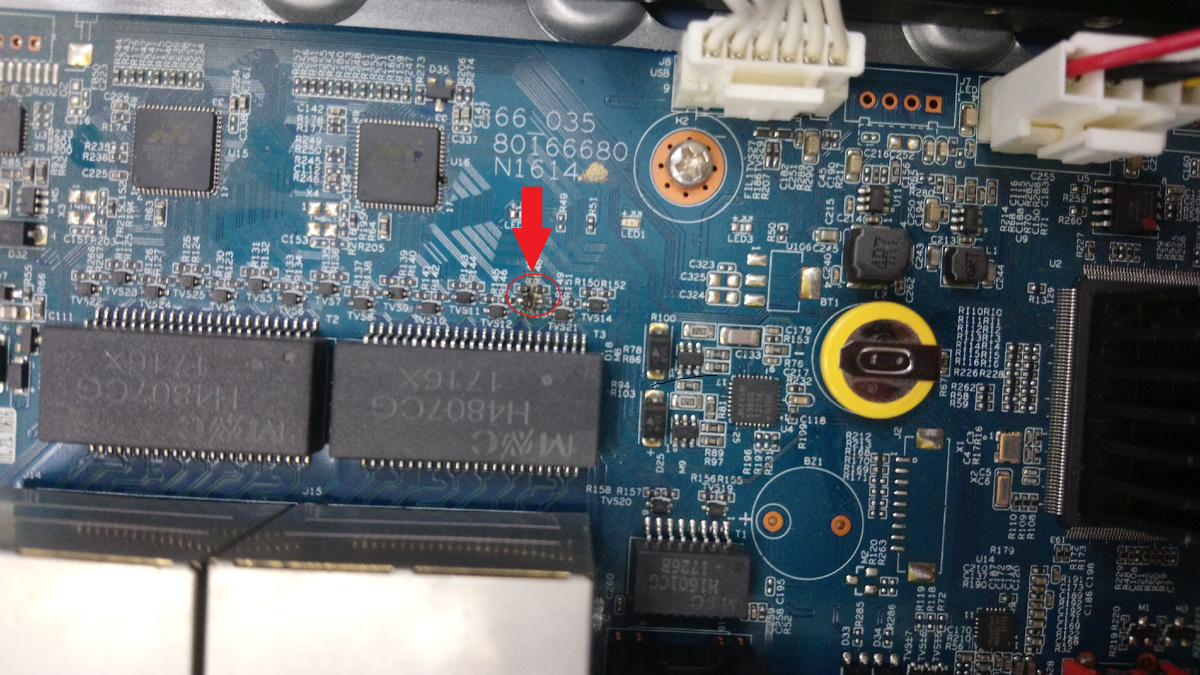 Стрелкой указано выжженное место на плате видеорегистратора.