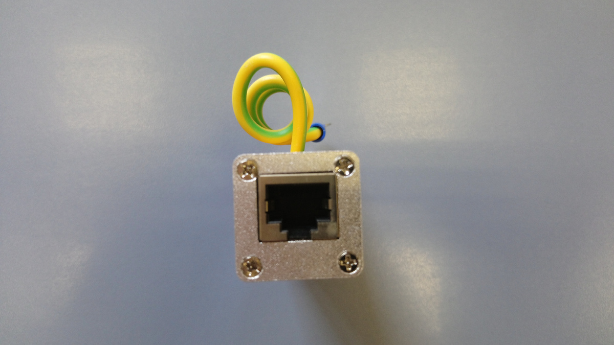 Разъём подключения.