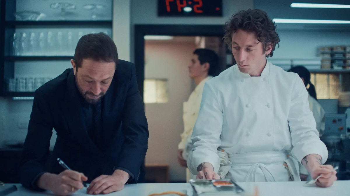 Кадр из сериала “Медведь”