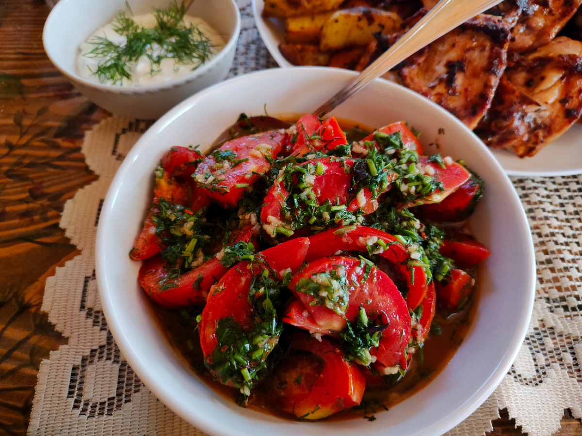 Закуска из маринованных помидоров. Фото канала Будет Вкусно! 