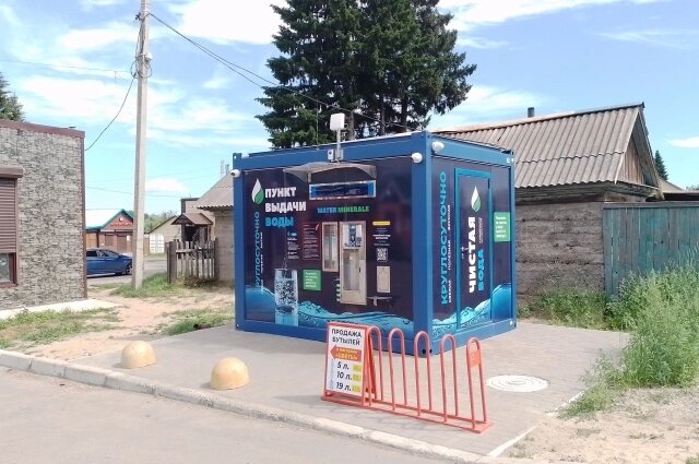    Воду по 5 руб. за литр можно купить в автоматах. Купить можно сразу 5 л (ёмкость 40 руб.), 10 л (ёмкость 80 руб.) или 19 л (ёмкость 650 руб.), а оплатить как банкнотами, так и по безналу. Работают они круглосуточно. Фото:  АиФ/ Наталья Корнеева