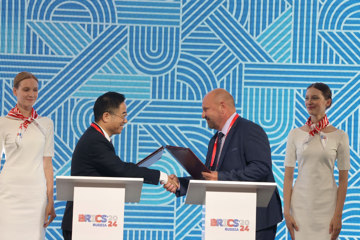 Церемония подписания меморандума на форуме.