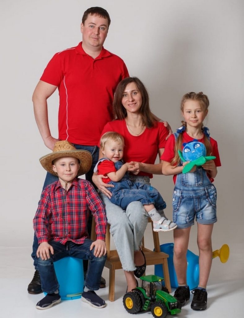    Александра и Кирилл Таганцевы с детьми. Фото из семейного архива