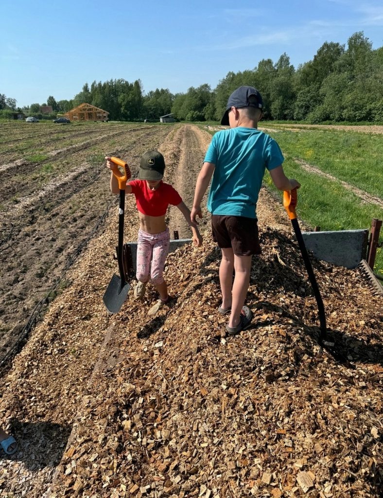   Максим и Алиса на плантации. Фото из семейного архива