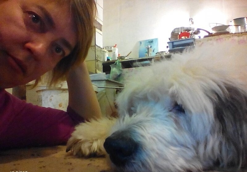 Это мы с Маклаем. На заднем фоне старая печка с облетевшим кафелем