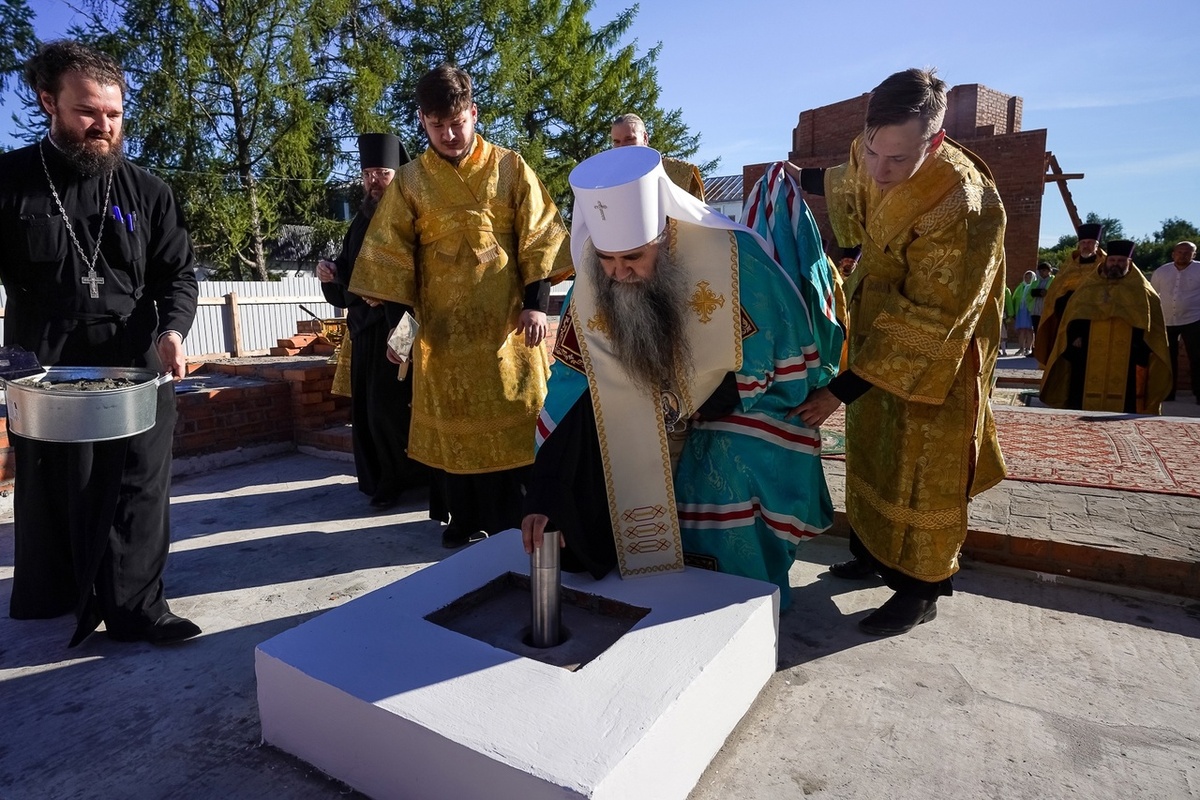 Закладка капсулы в алтарной части строящегося храма, по проекту рассчитанного на 200 человек.