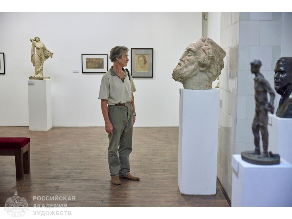 Гости выставки «Вселенная Конёнкова» в МВК РАХ (Москва, Пречистенка, 19). Фото: Виктор Берёзкин, пресс-служба РАХ. 2024.