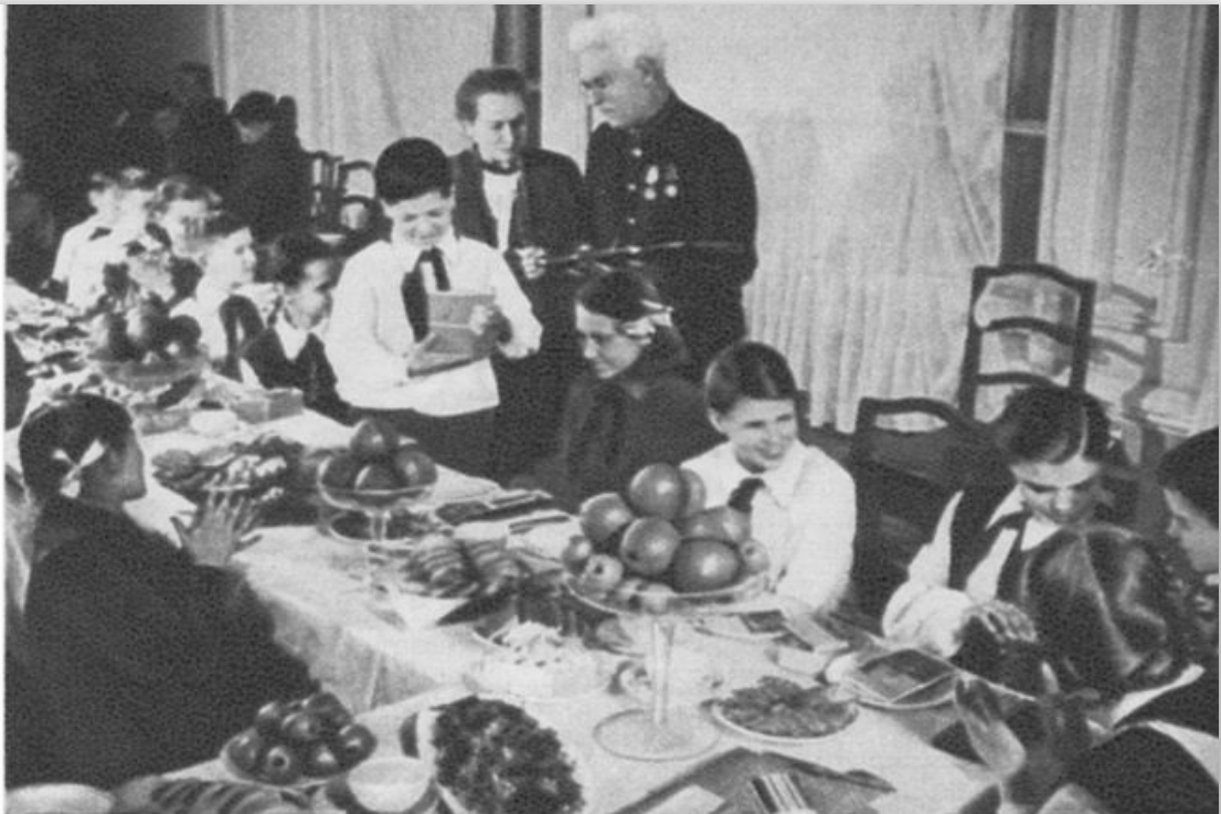 фрагмент страницы "Работница" 8/1953