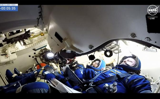 Два астронавта NASA — Суни Уильямс и Бутч Уилмор — застряли на Международной космической станции. Они должны были покинуть ее еще месяц назад, 14 июня.