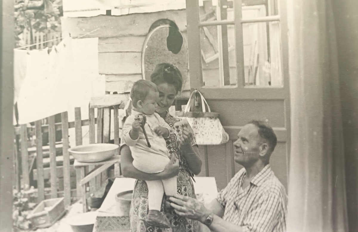 Моя мама держит племянника Диму на руках. Справа - дедушка.