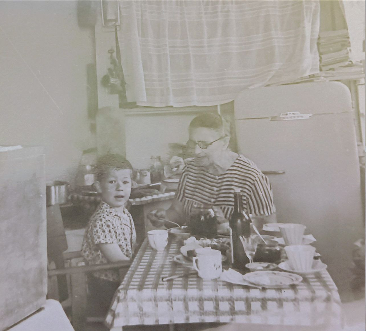 Бабушка Мария — мама моего папы и Диминой мамы — кормит Диму.