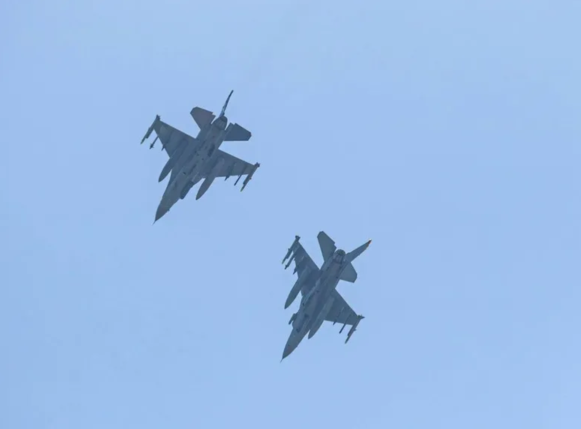 Министр иностранных дел Швеции Тобиас Билльстрем заявил, что страна не планирует поставлять Киеву новейшие истребители JAS 39 Gripen, пока действуют программы поставок F-16.