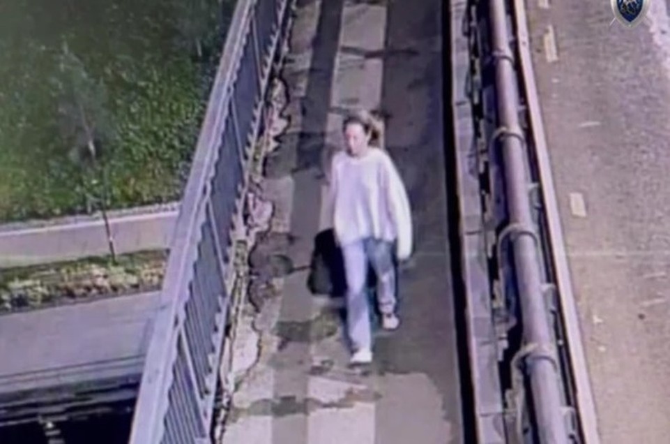    Подозреваемая в убийстве мальчика идет по Коммунальному мосту. Фото: cриншот видео СУ СКР по Пермскому краю
