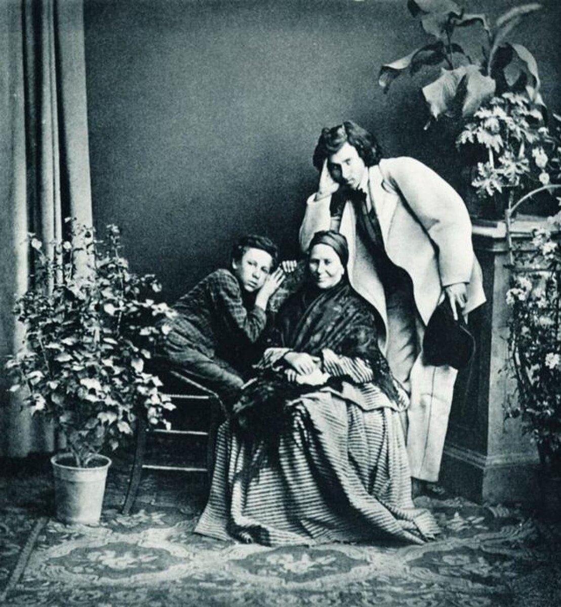 Илья Репин (справа) в кругу семьи 