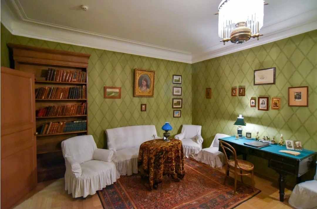 Одна из комнат дома-музея Чехова в Москве