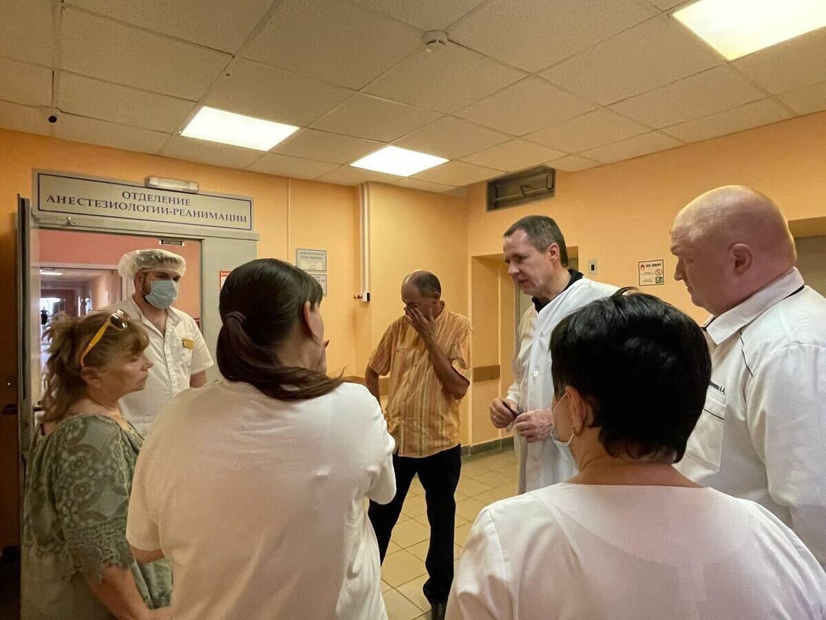    Губернатор Белгородской области Вячеслав Гладков во время посещения детской областной клинической больницы, где находятся дети, пострадавшие при атаке дрона ВСУ на детскую площадку в Шебекино© Фото : Настоящий Гладков/Telegram