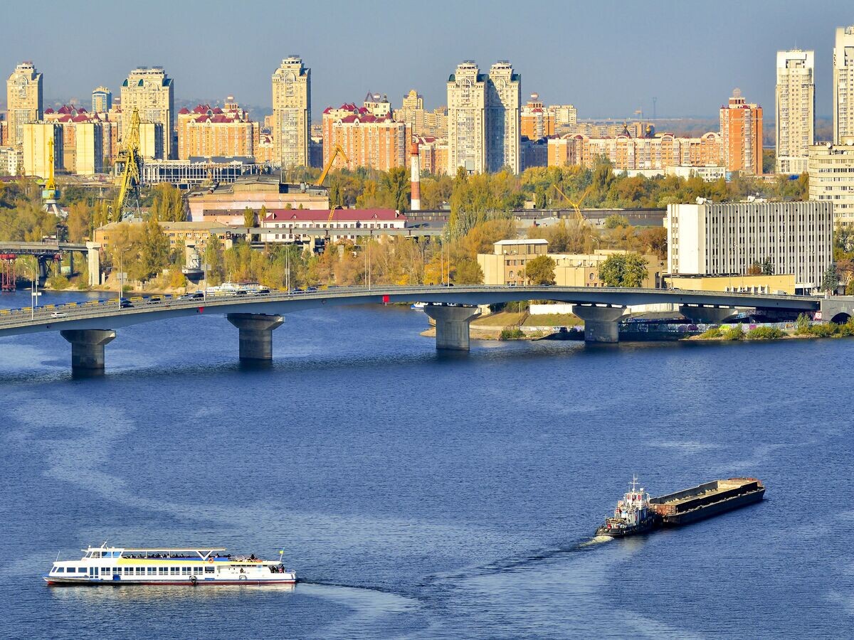    Вид на Киев и мост через Днепр© Fotolia / corvalola