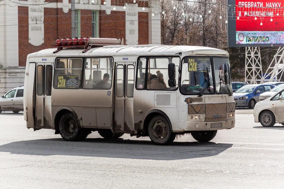 Некоторые автобусные маршруты Новосибирска не выполняют запланированные рейсы из-за нехватки водителей.