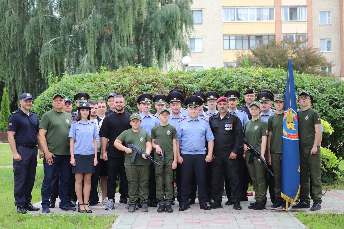    В минском сквере имени ветерана ВОВ Василия Цветкова правоохранителям вручили офицерские погоны