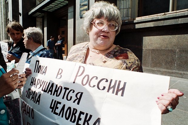    Правозащитница Валерия Новодворская в одиночном пикете у здания Госдумы, 1995 год. Фото: Александр Неменов / ТАСС