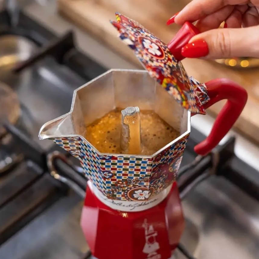 Коллекционная гейзерная кофеварка Bialetti Moka Express с ярким дизайном Dolce&Gabbana