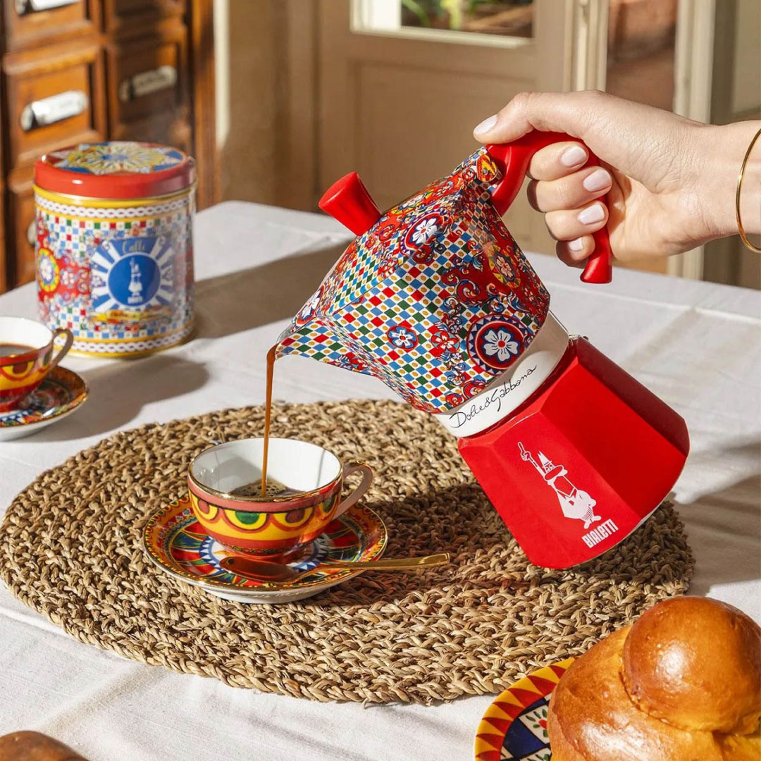 Коллекционная гейзерная кофеварка Bialetti Moka Express с ярким дизайном Dolce&Gabbana