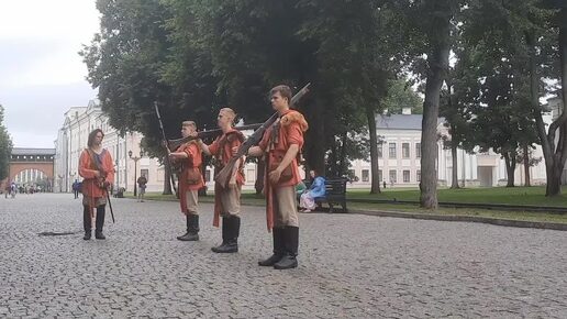 Каждый день в 15:00 у Пречистенской арки Новгородского Кремля можно увидеть театрализованный развод стрелецкого караула.