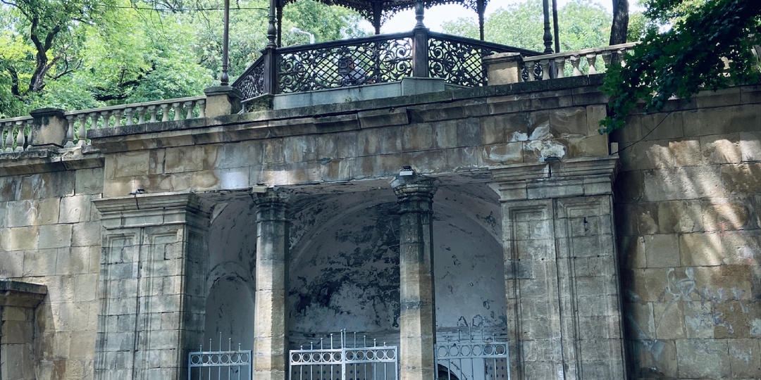 Ессентуки. Приехали Курортный парк и расстроились. Мы долго искали знаменитую минеральную воду. Зашла в местный «секонд-хенд»