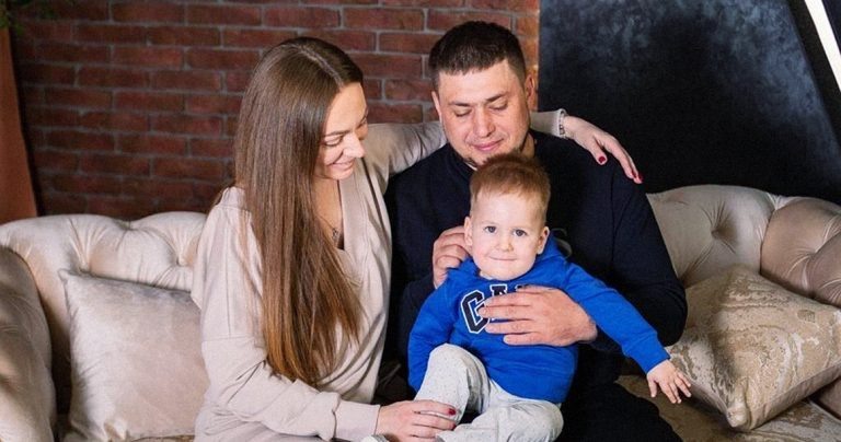 Многочисленные пикеты отца мальчика Дмитрия Бахтина, судя по всему, помогли. Ребенку из Екатеринбурга выдали дорогостоящий препарат «Рисдиплам» от спинальной мышечной атрофии (СМА).