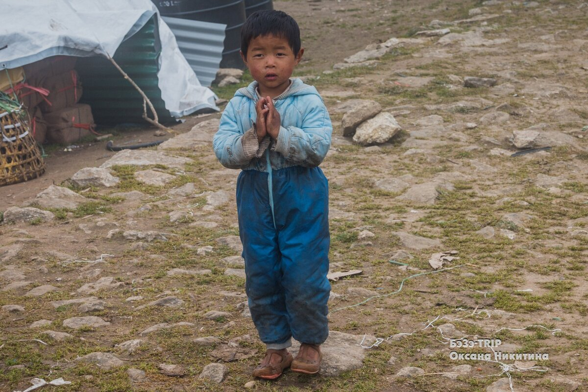 Я много рассказывала о Непале, его быте, особенностях и людях, но мало упоминала о детях, живущих под самой Крышей мира. Эти дети живут своей уникальной жизнью.