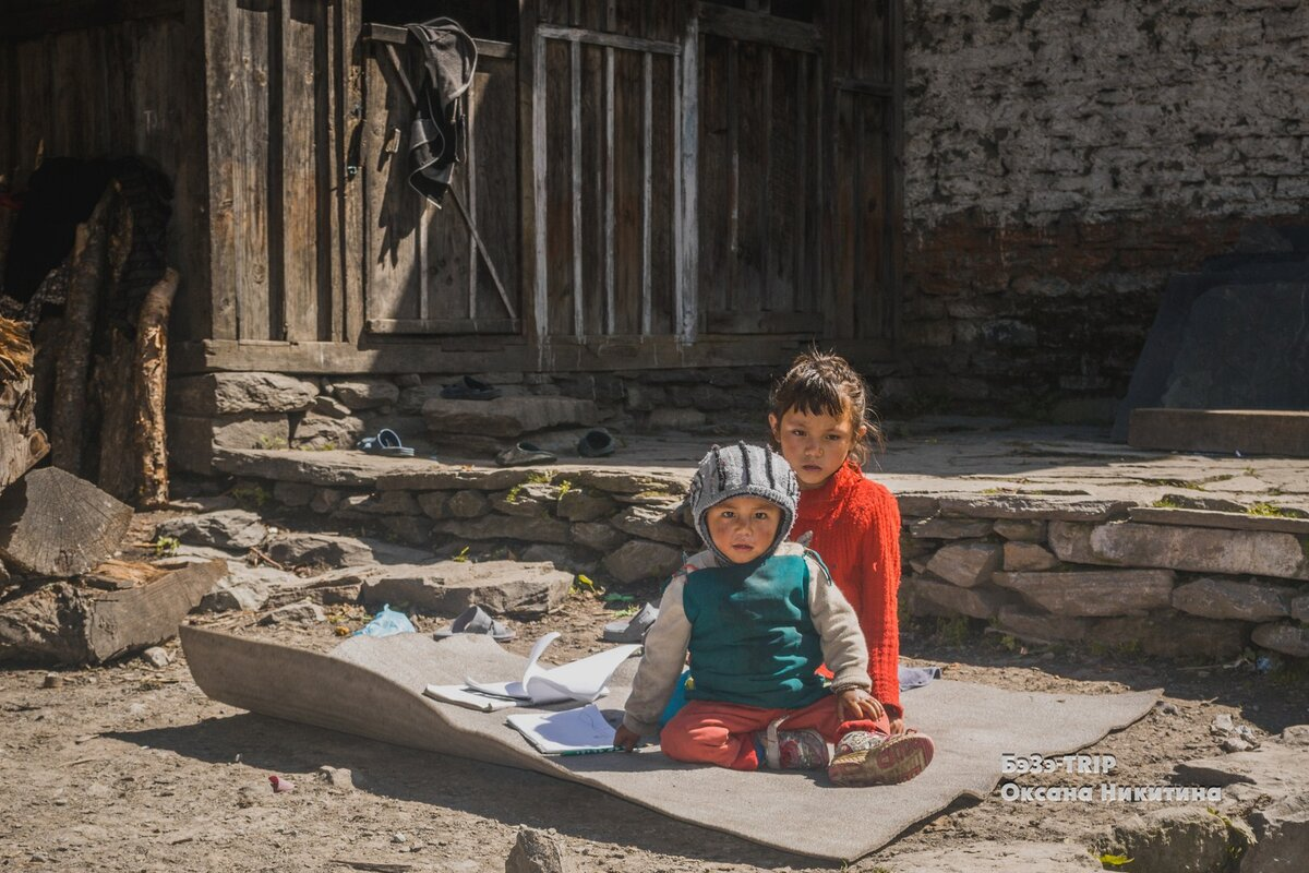 Я много рассказывала о Непале, его быте, особенностях и людях, но мало упоминала о детях, живущих под самой Крышей мира. Эти дети живут своей уникальной жизнью.-2