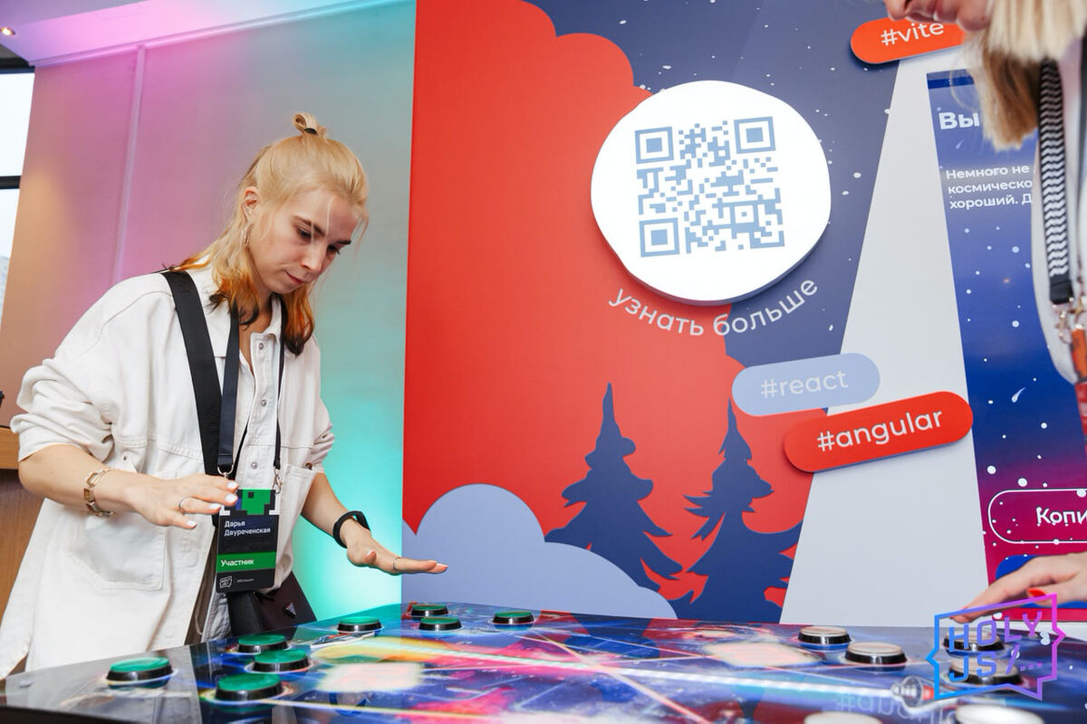 Например, на конфе HolyJS был вот такой интерактивный стол. Фото из сообщества HolyJS ВКонтакте