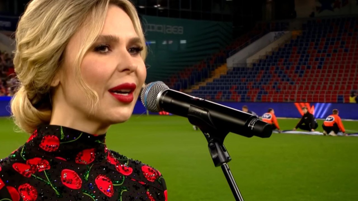 Пелагея исполняет Гимн России на футбольном матче Россия-Сербия
