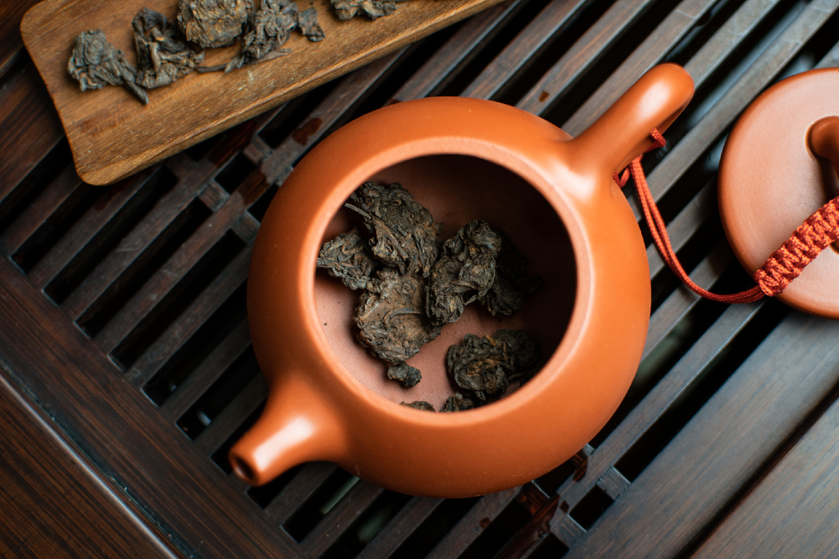 Разновидность пуэра «Лао Ча Тоу» — сколотая корка, возникающая на поверхности ферментирующейся кучи чайных листьев при производстве Шу пуэра | из ассортимнета Tea Ocean