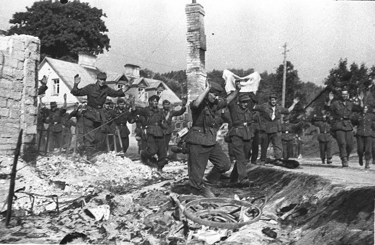 Немецкие солдаты сдаются в плен в Вильнюсе. Июль 1944 г.