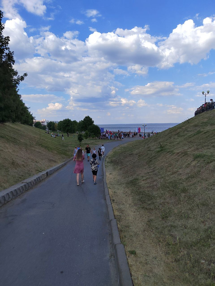 Фото за пол часа до встречи. Люди только собираются.