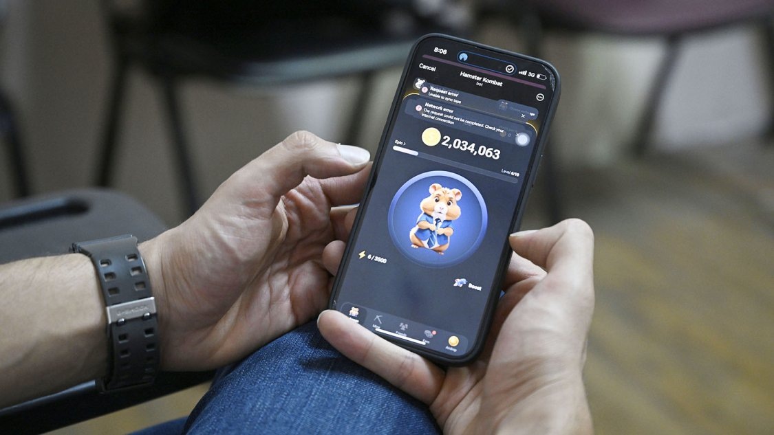 Уже 150 млн пользователей игры Hamster Kombat нажимают на экраны смартфонов, чтобы заработать виртуальную валюту — в надежде на листинг токена на криптобиржах. Что такое криптохомяк, как разработчикам удалось уговорить весь мир «тапать хомяка», что будет с токеном после листинга и можно ли вообще на этом заработать? 